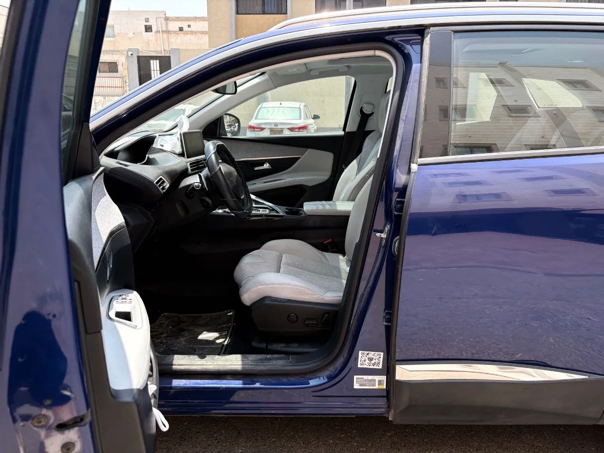 Car image 11
