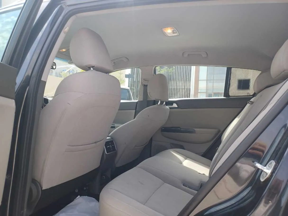 Car image 14