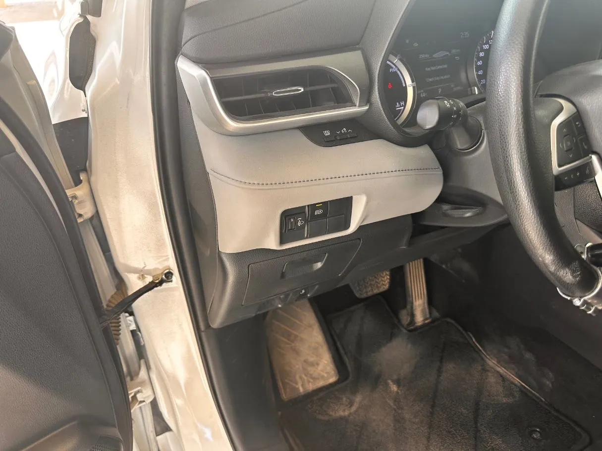 Car image 30