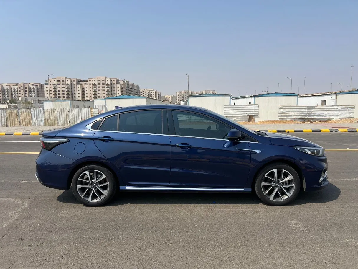 Car image 4