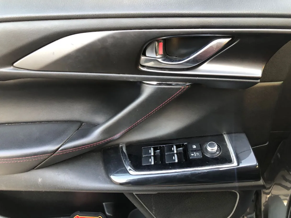 Car image 11