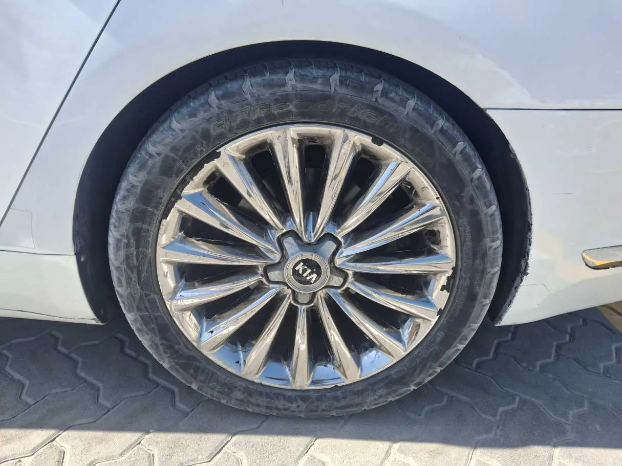 Car image 9