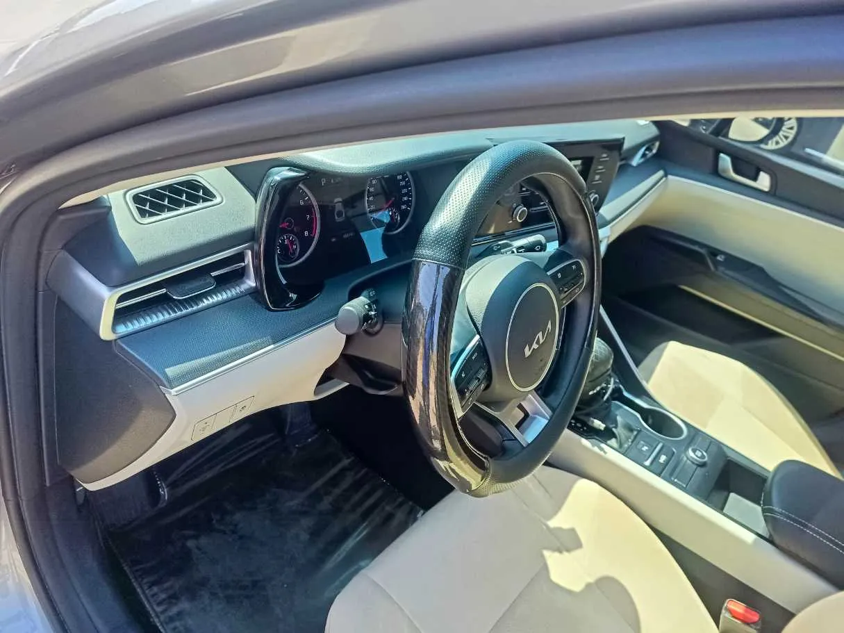 Car image 13