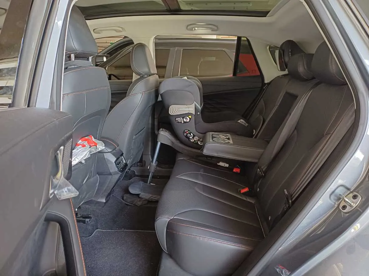 Car image 14