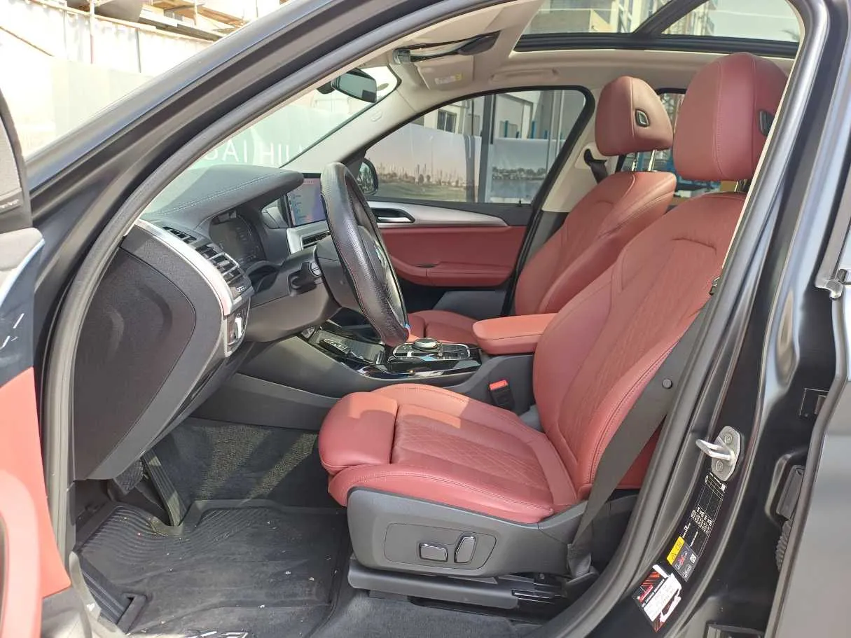 Car image 12