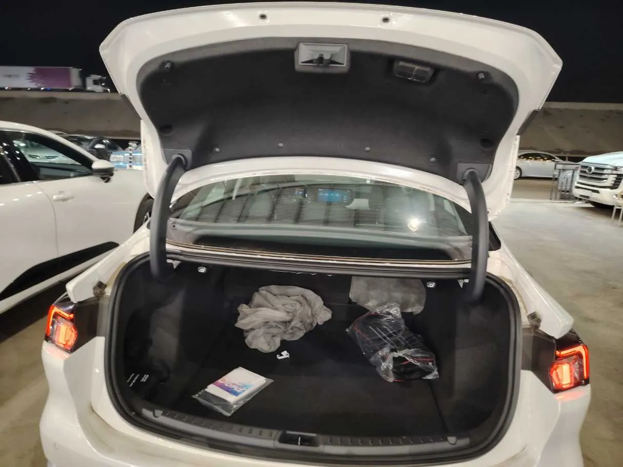Car image 32