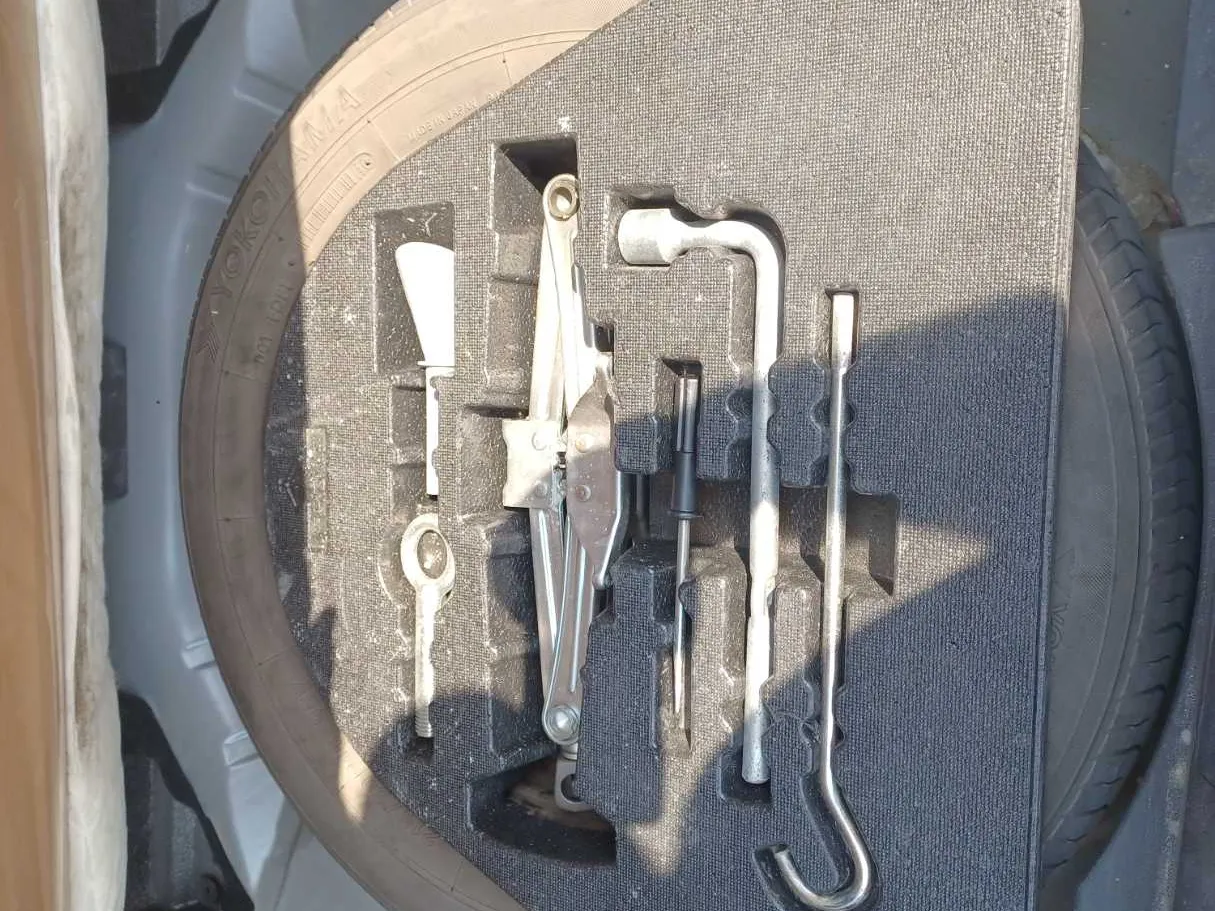 Car image 23