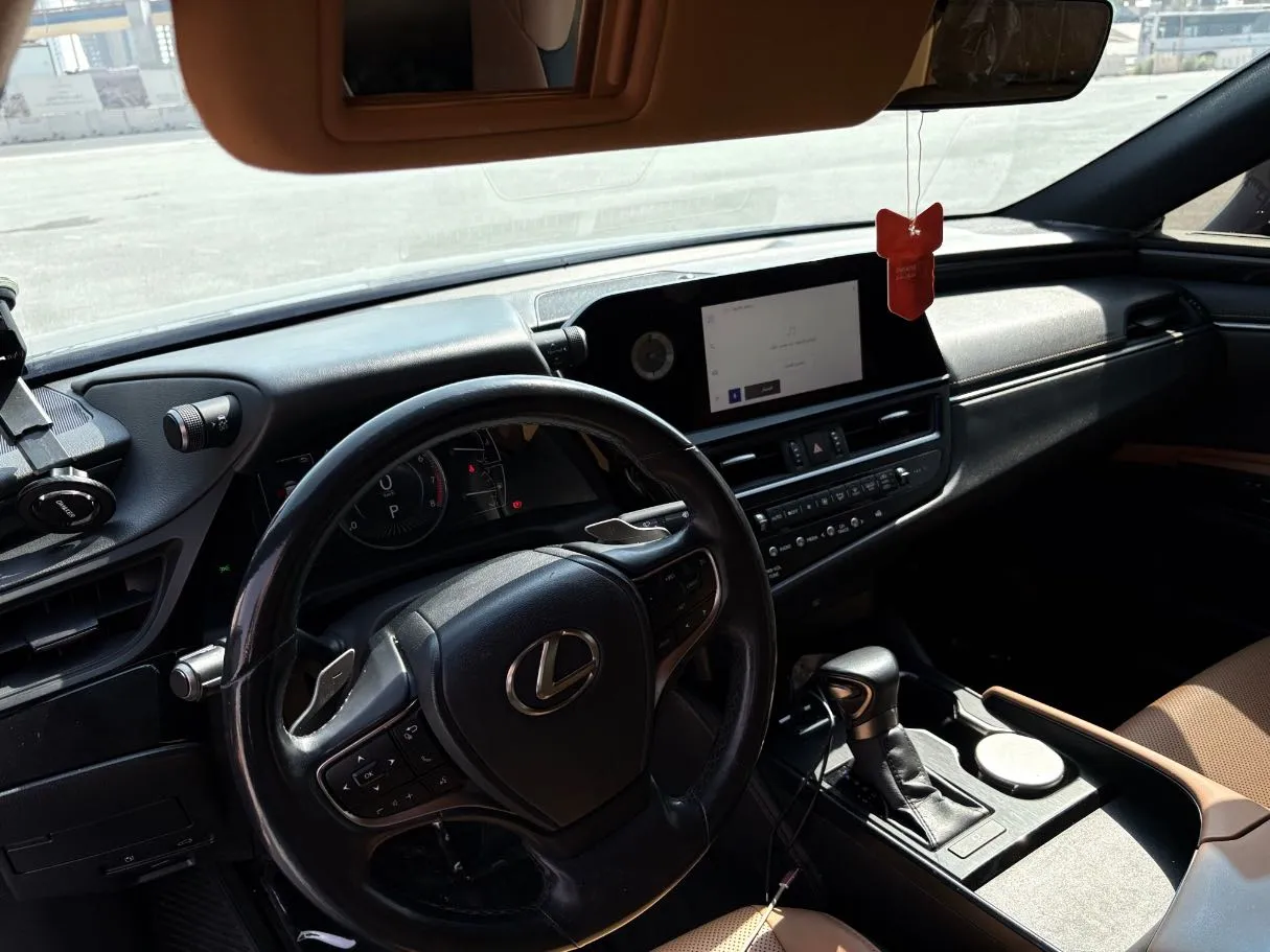 Car image 11
