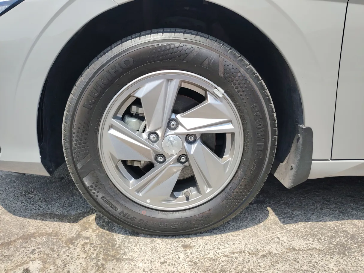 Car image 9