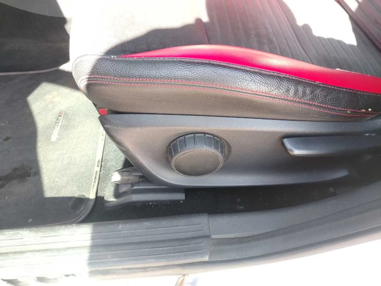 Car image 32