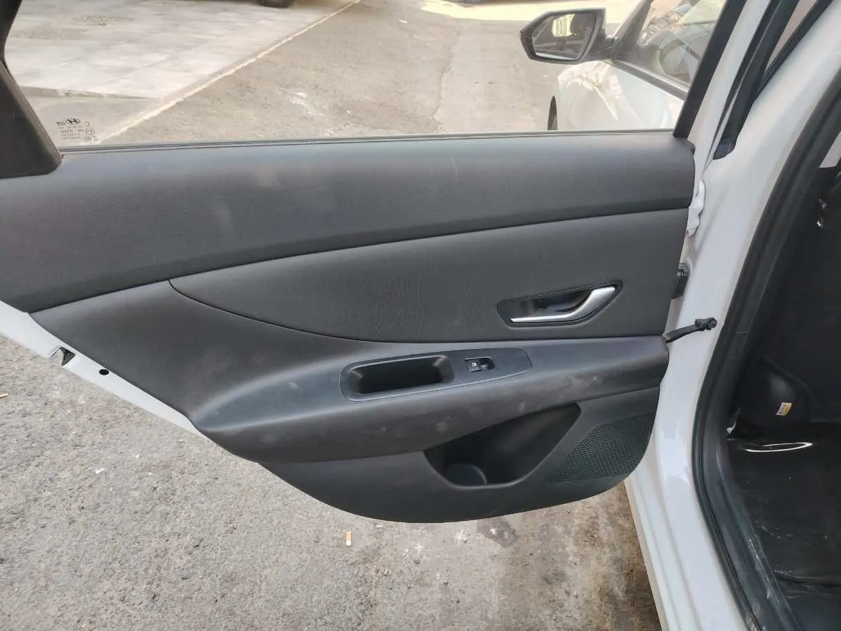 Car image 16