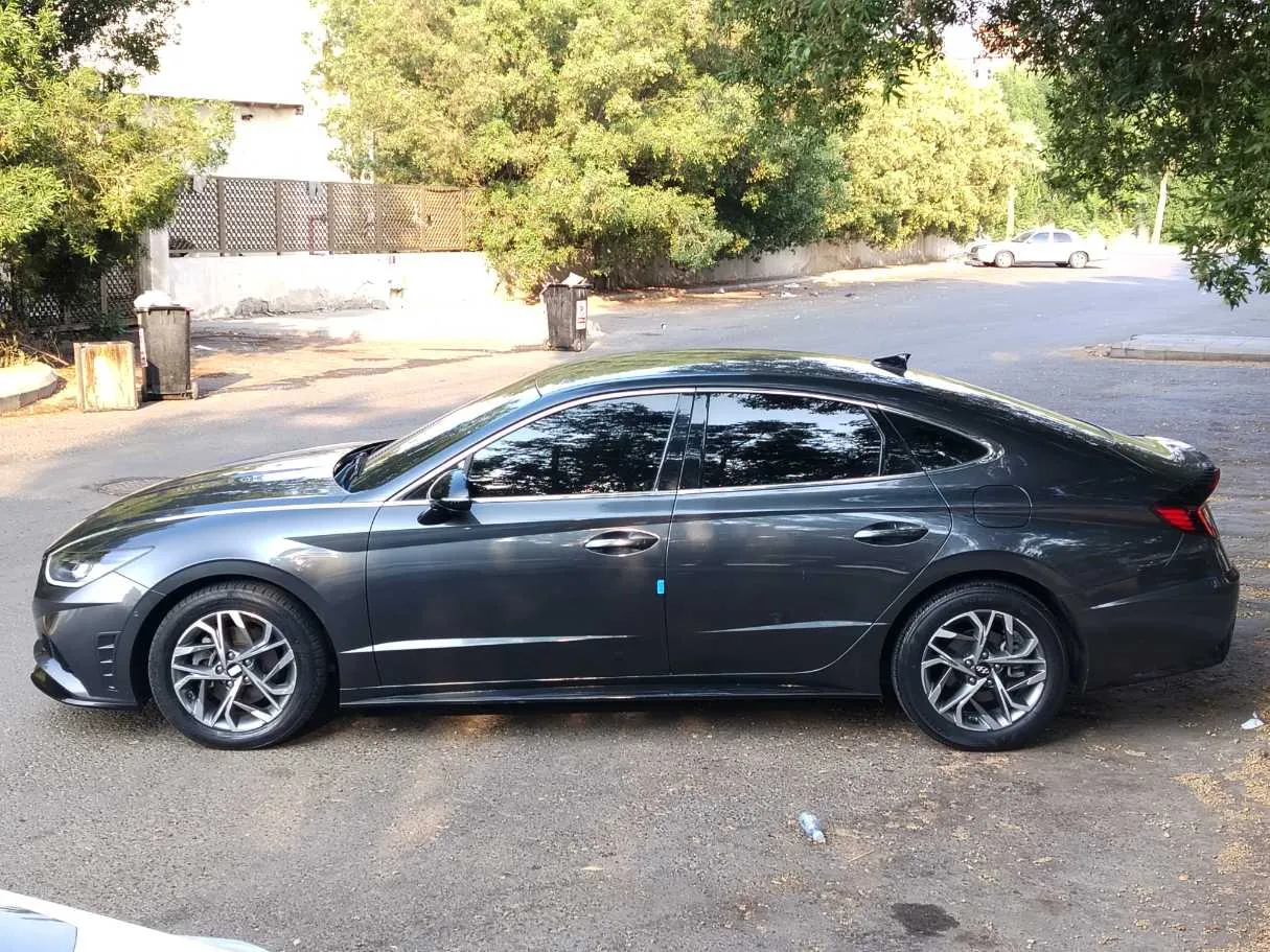 Car image 8
