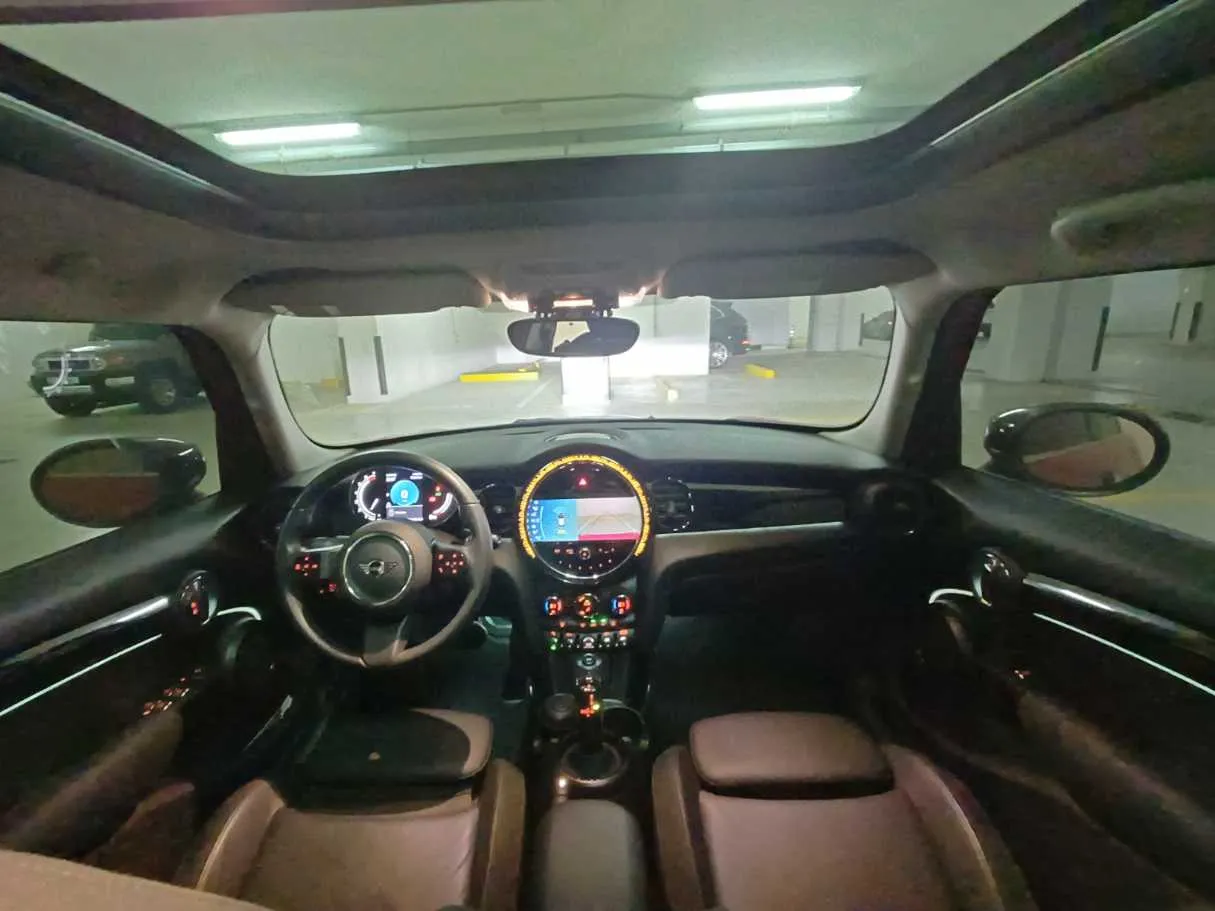 Car image 14