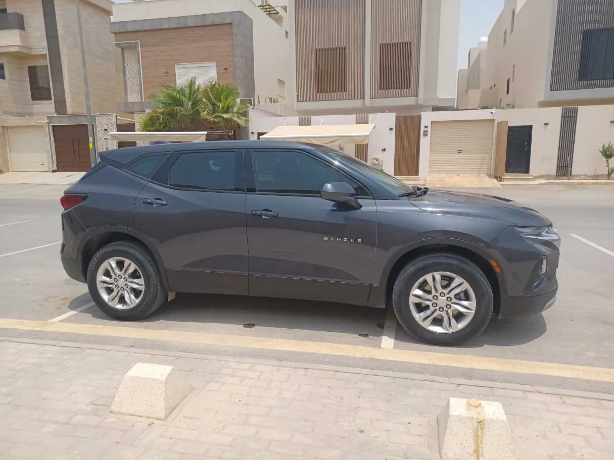 Car image 4