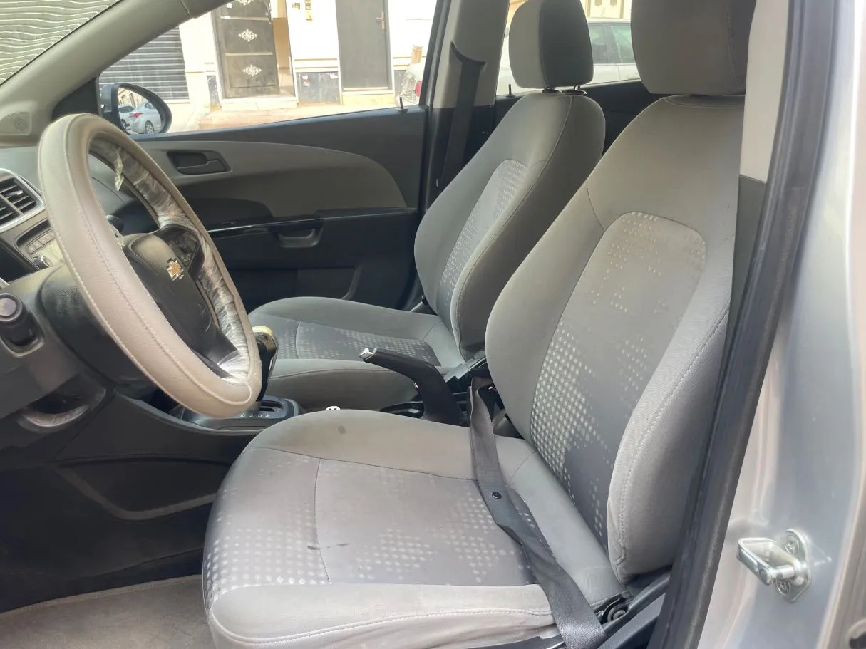 Car image 12