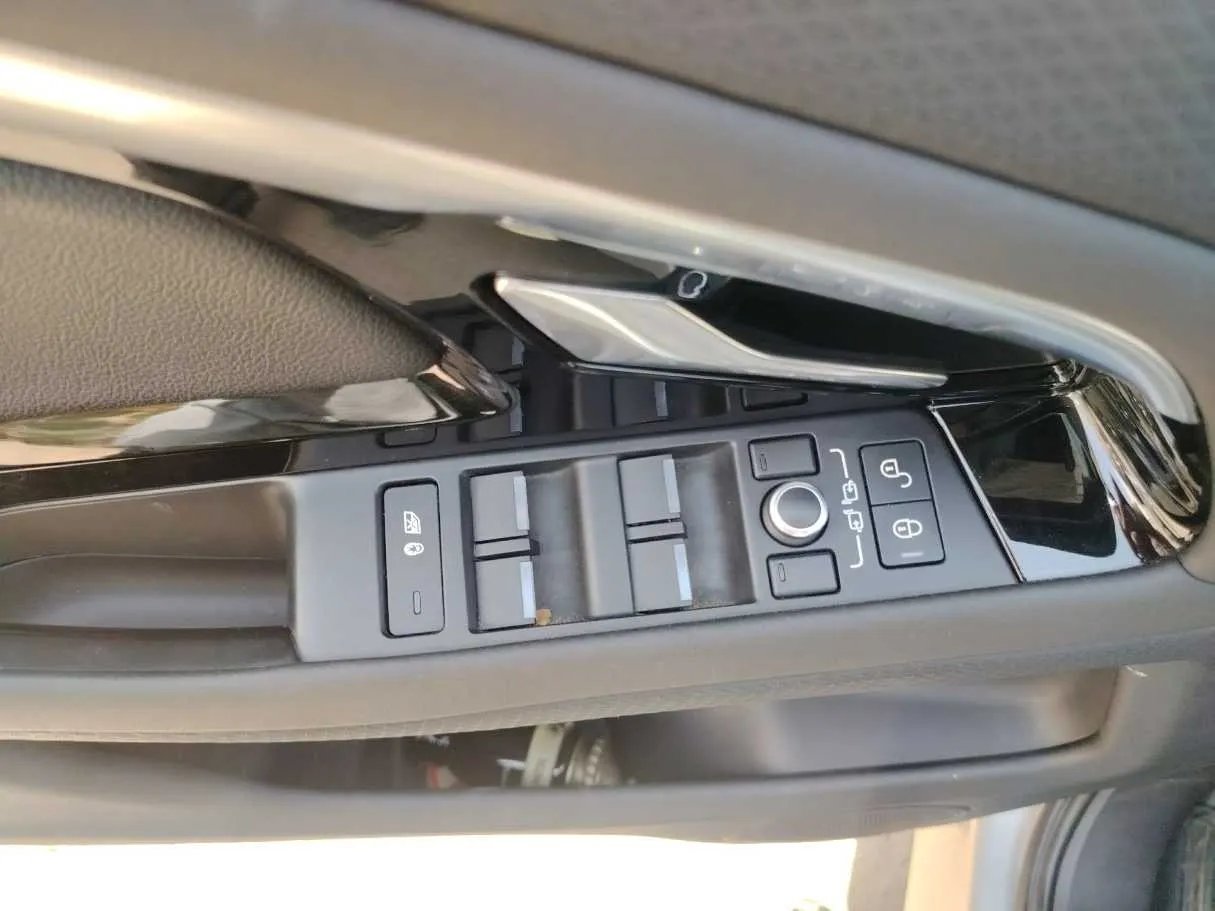 Car image 37