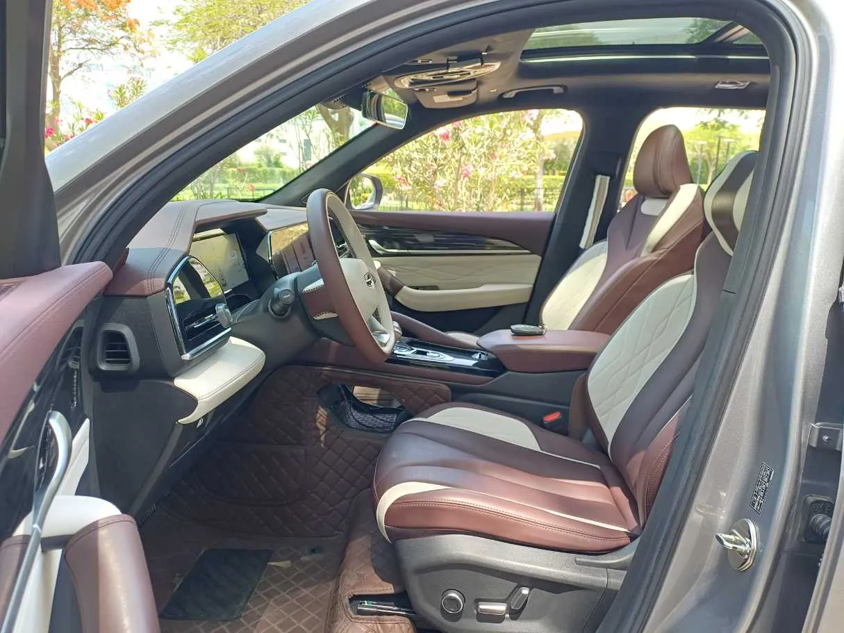 Car image 12