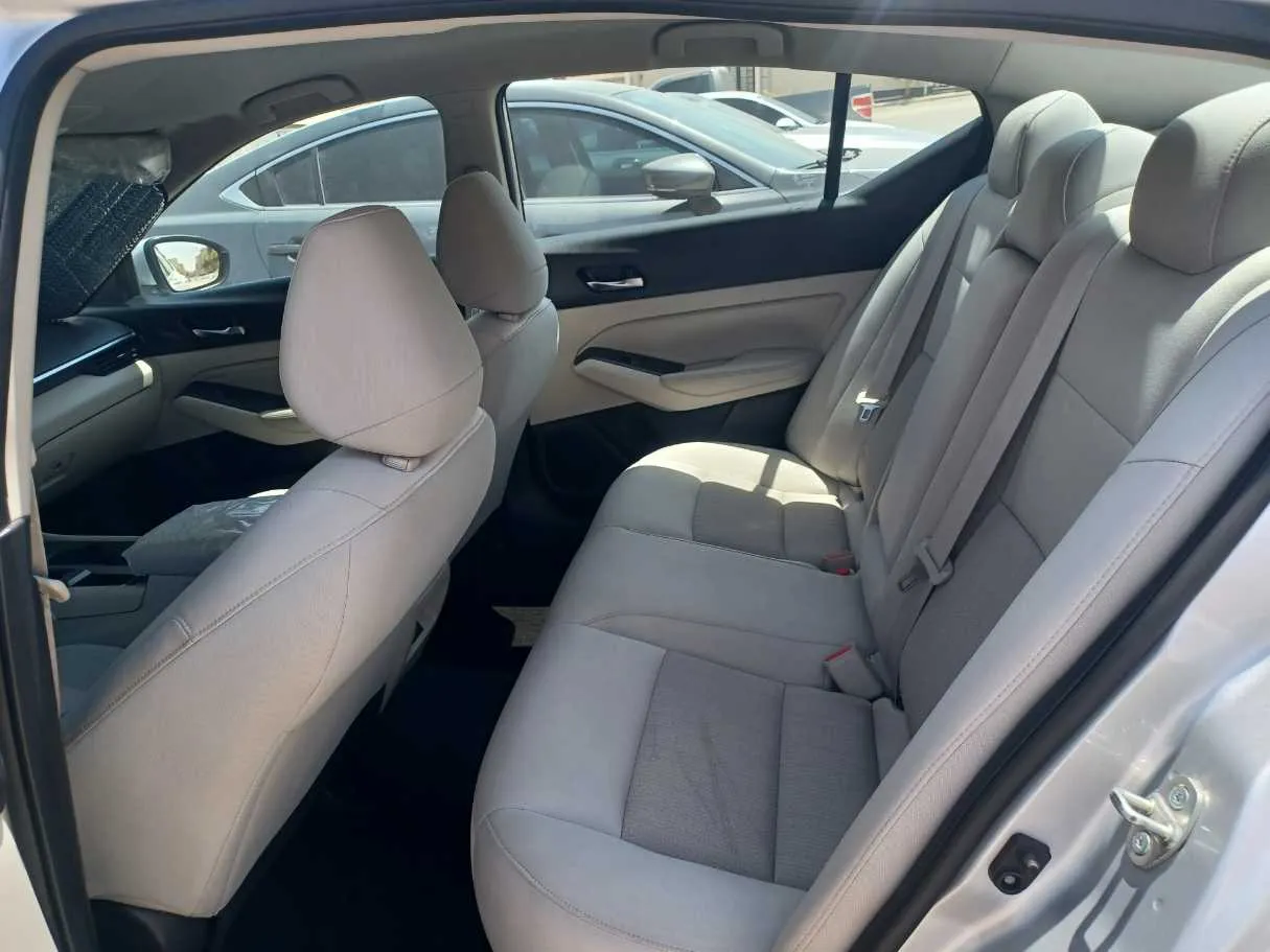 Car image 14