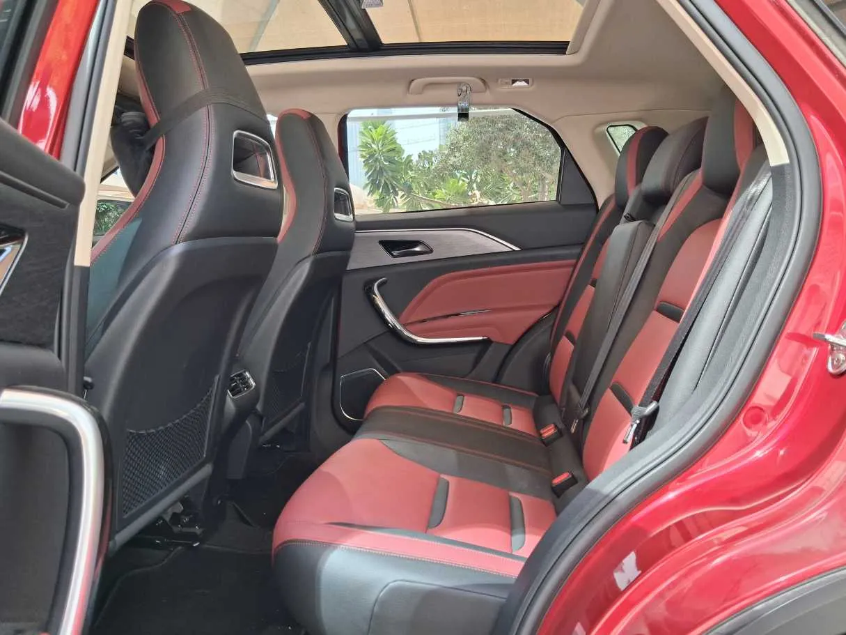 Car image 14