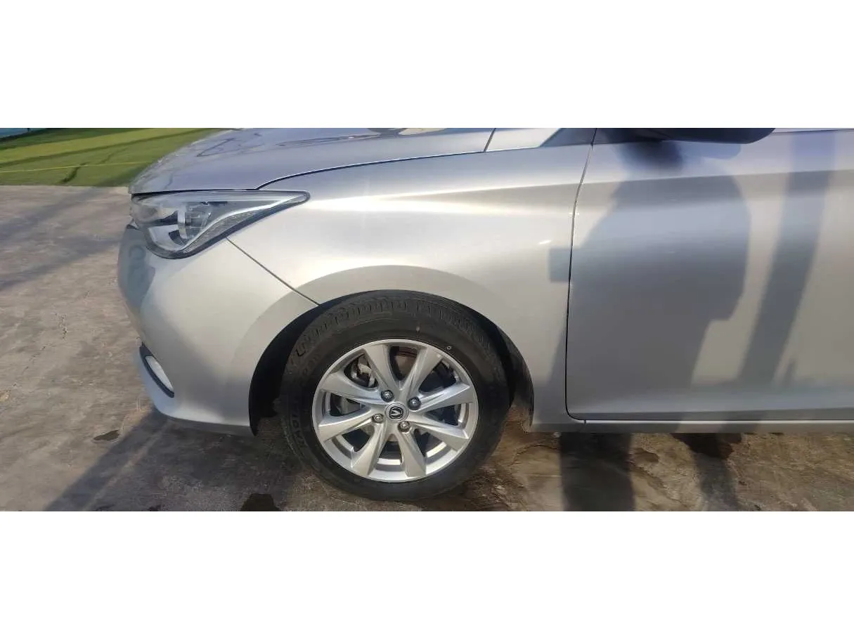 Car image 9