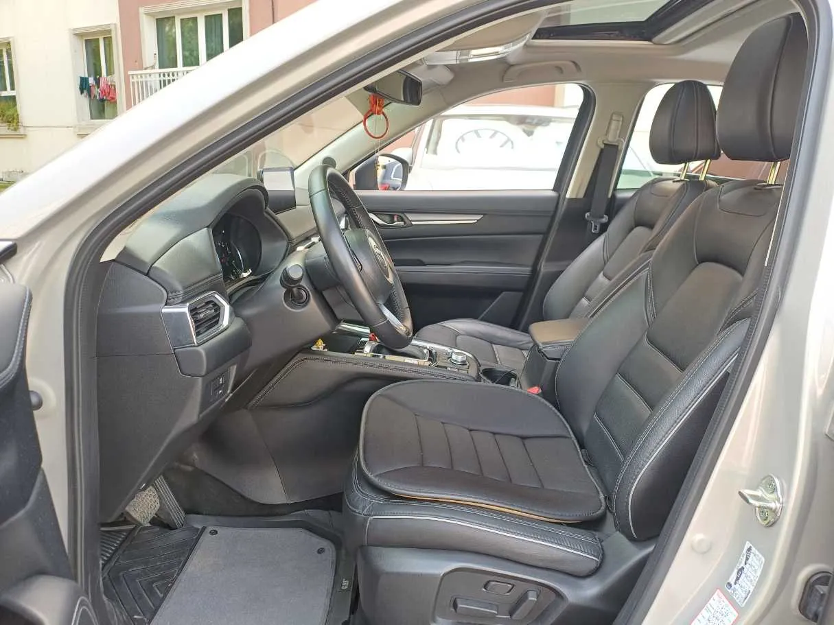 Car image 12