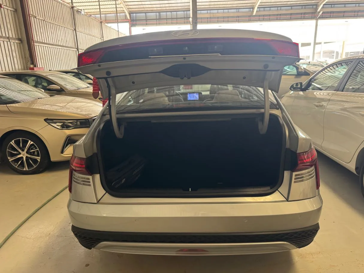 Car image 17