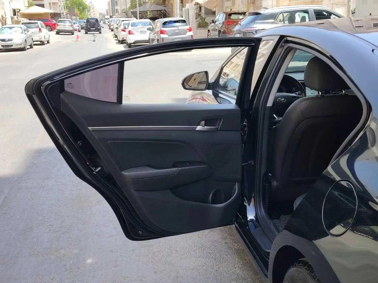 Car image 14