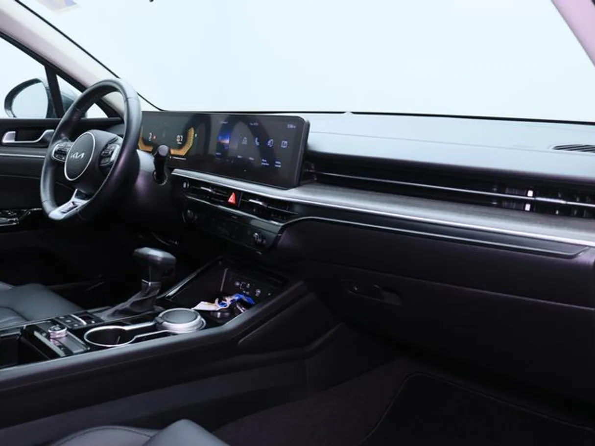Car image 10