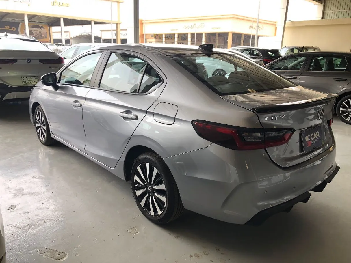 Car image 4