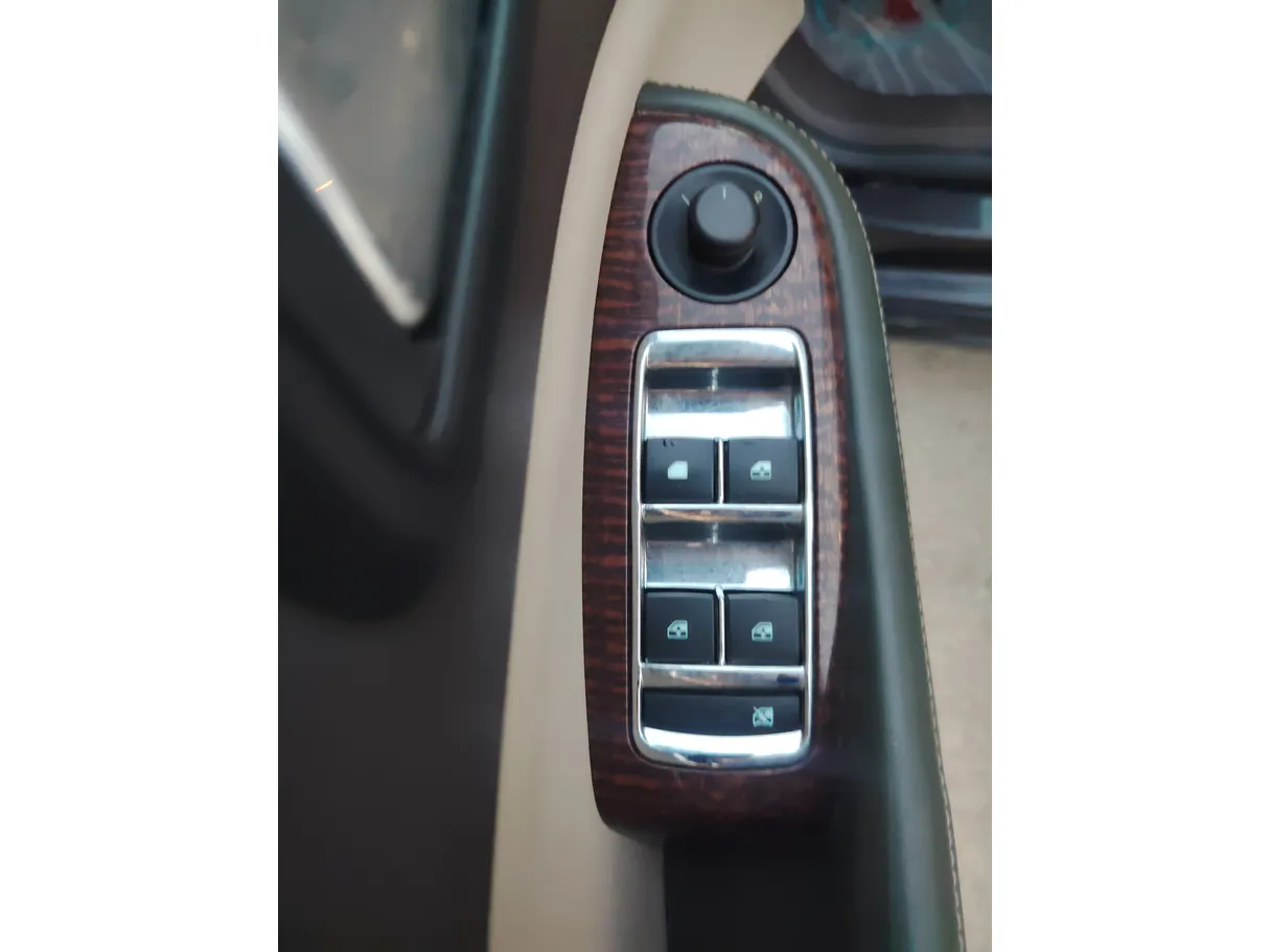 Car image 26