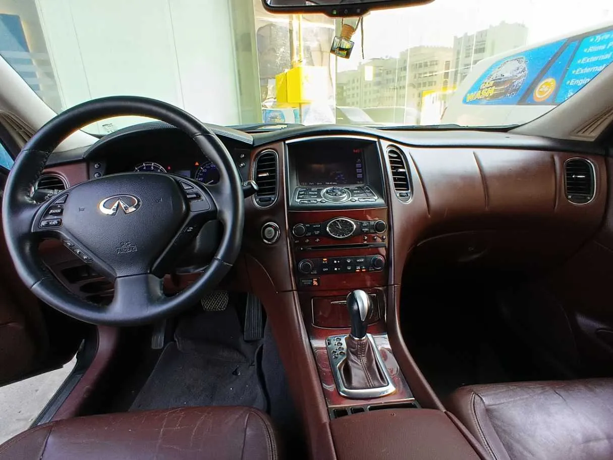 Car image 14