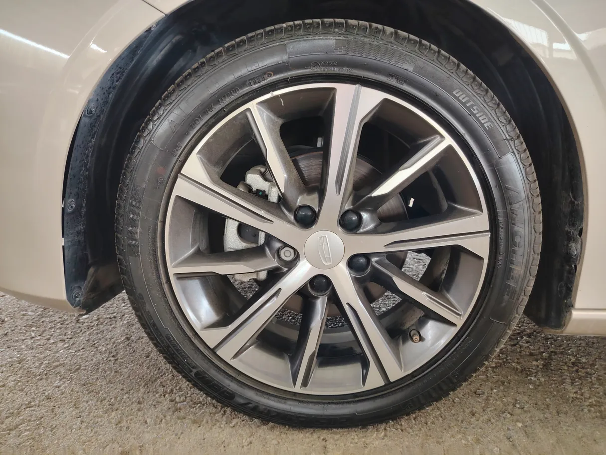 Car image 9