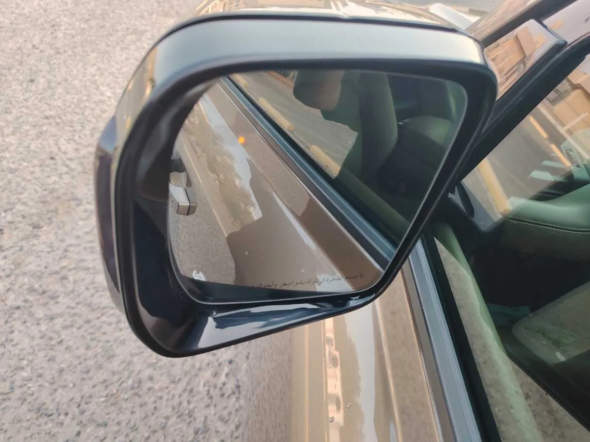 Car image 30