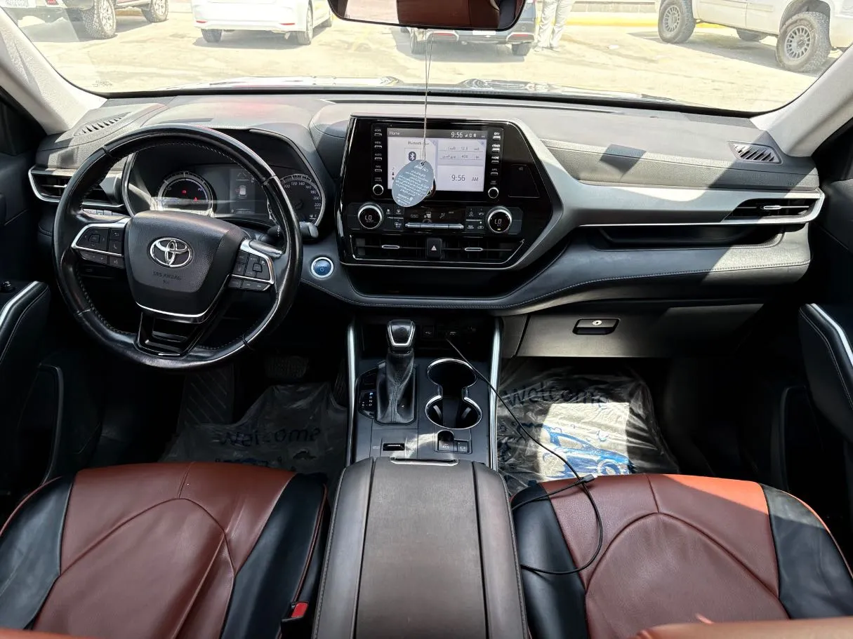 Car image 19