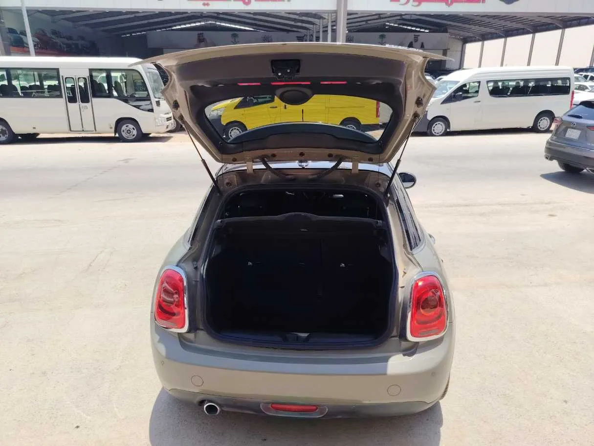 Car image 20