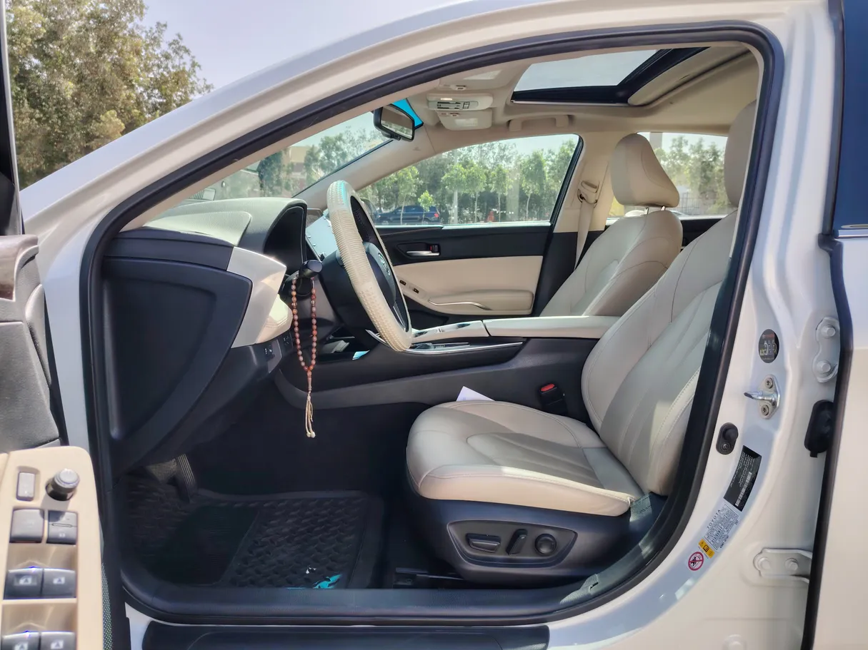 Car image 12