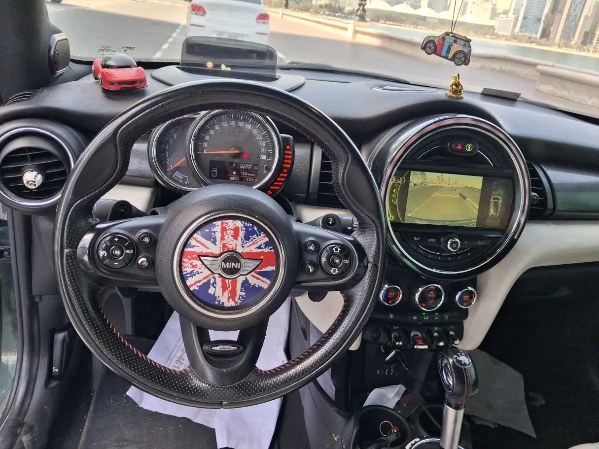 Car image 14