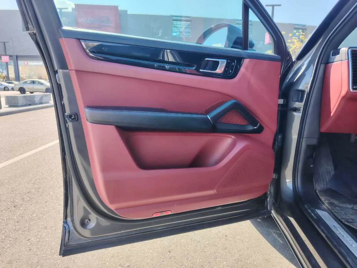 Car image 10