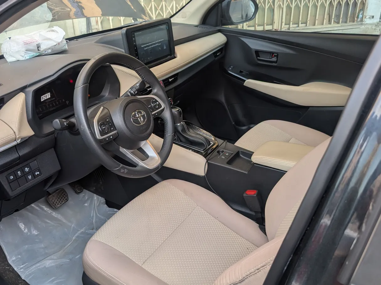 Car image 4