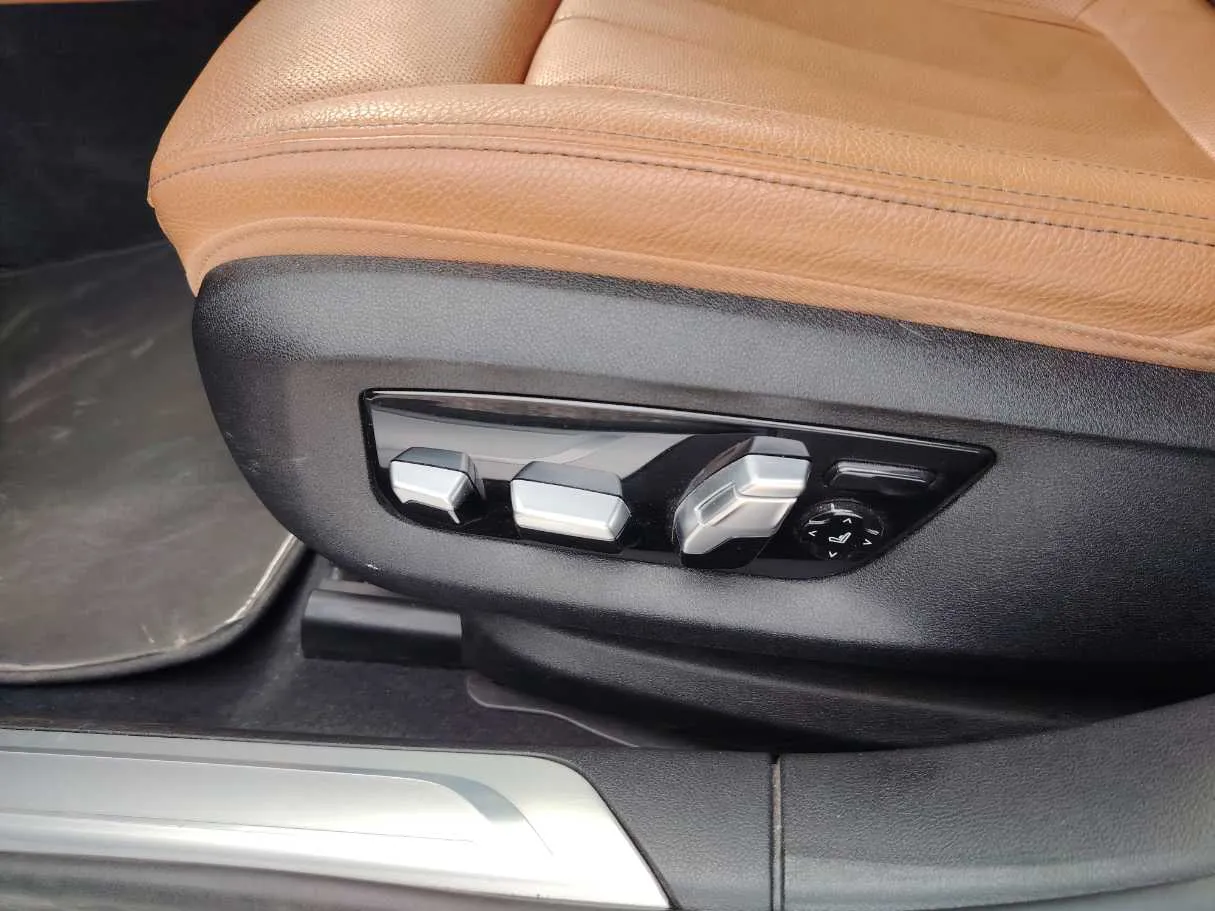 Car image 23