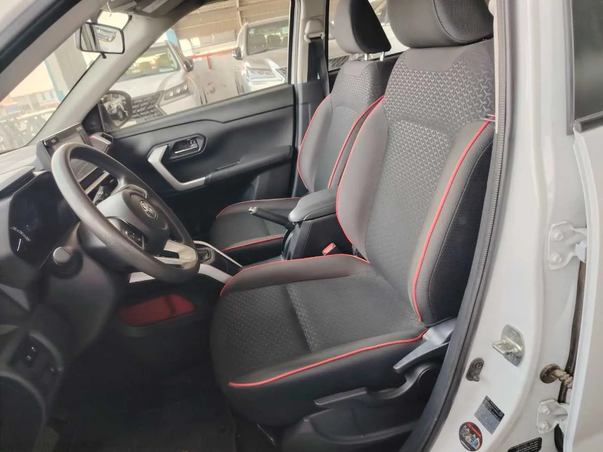 Car image 14