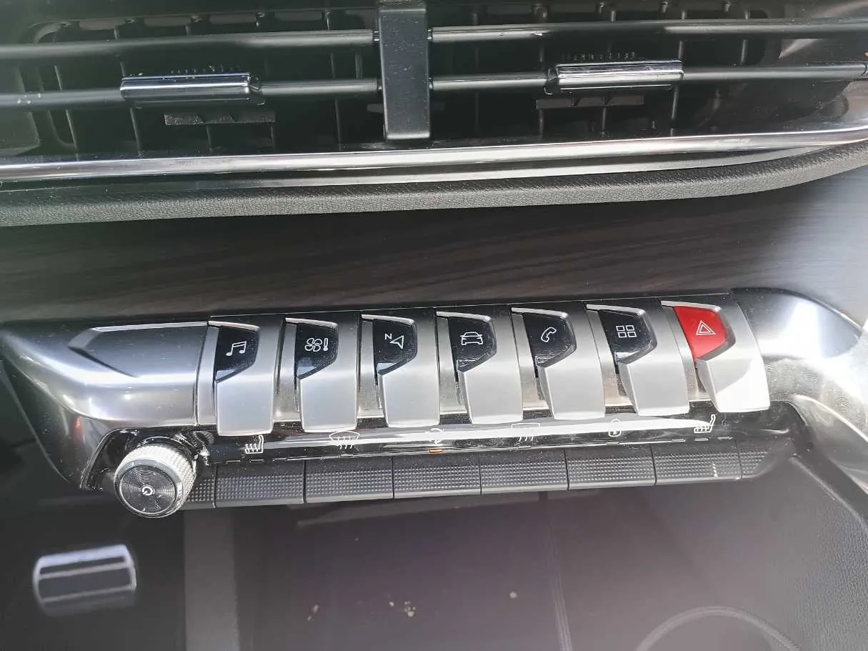 Car image 25