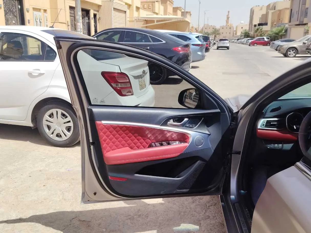Car image 12