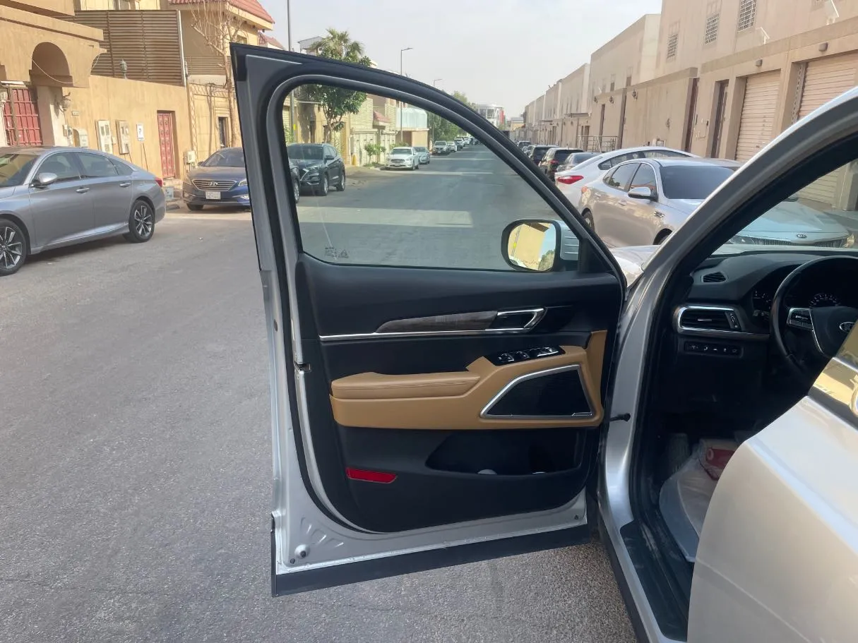 Car image 10