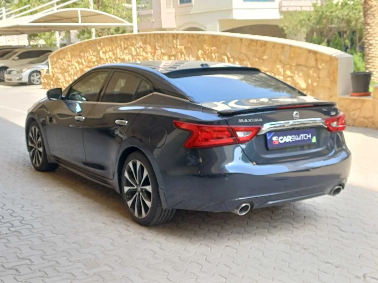 Car image 5