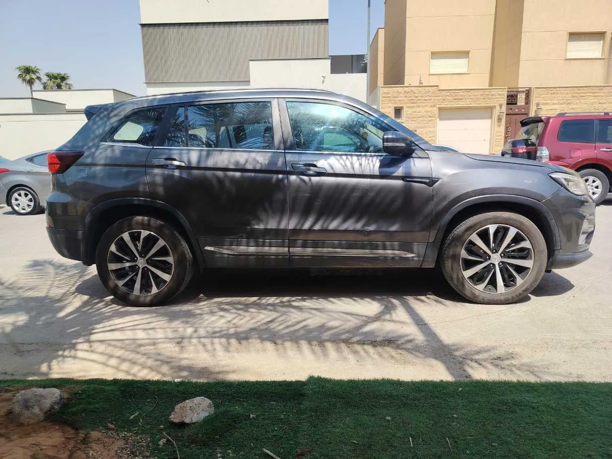 Car image 4