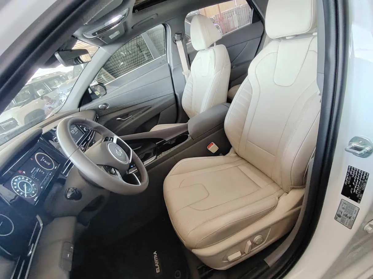 Car image 13