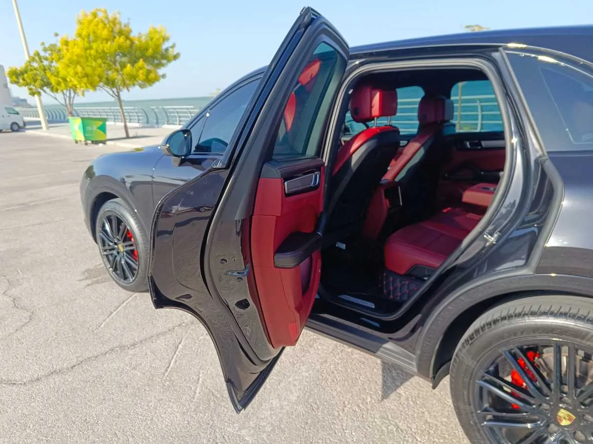Car image 16