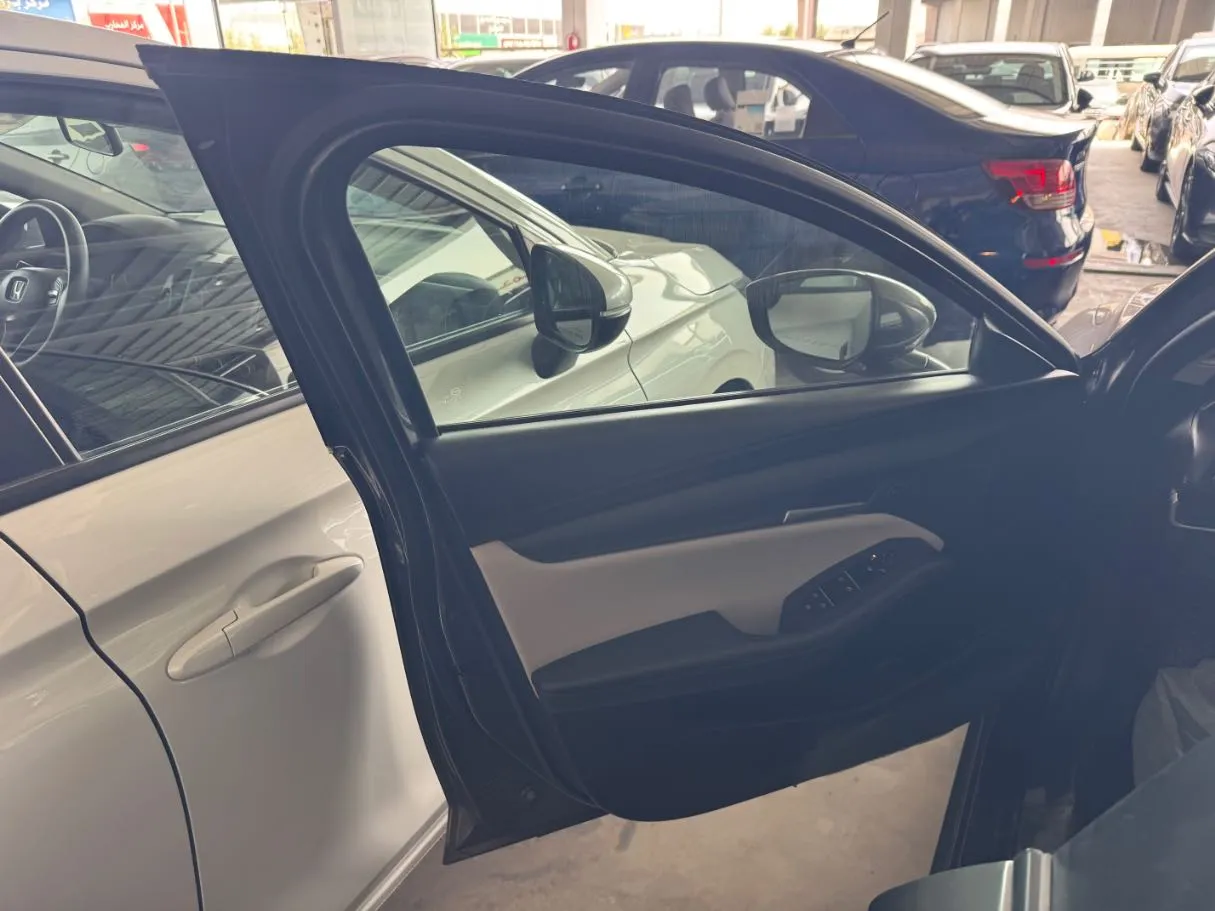 Car image 8