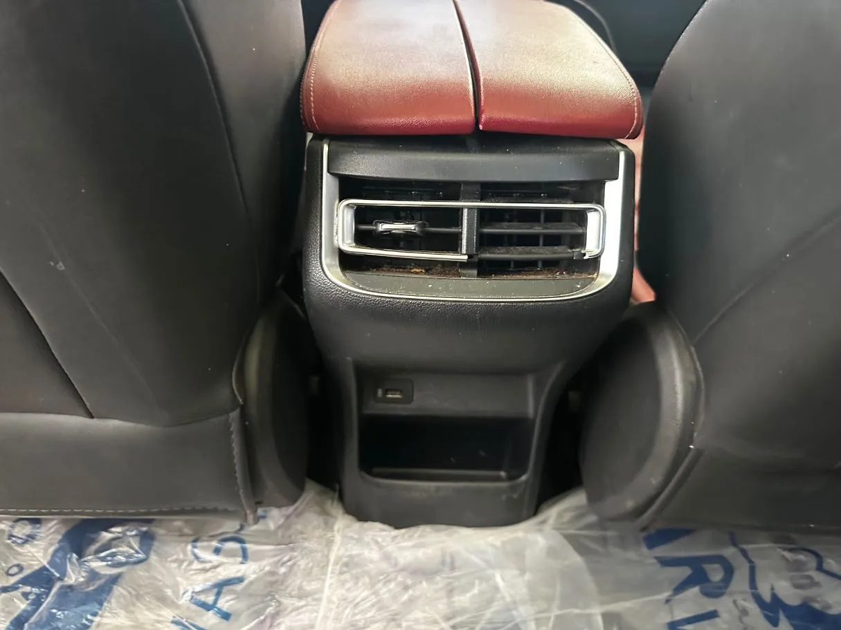 Car image 27